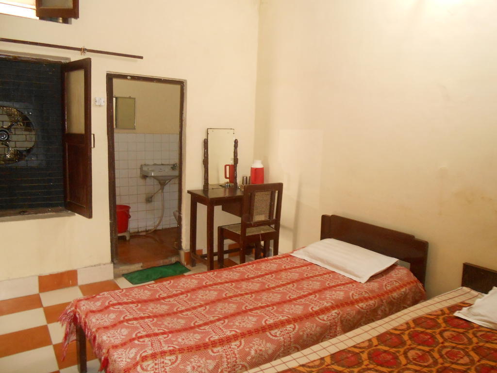 Gaurav Guest House Mathura Exterior photo