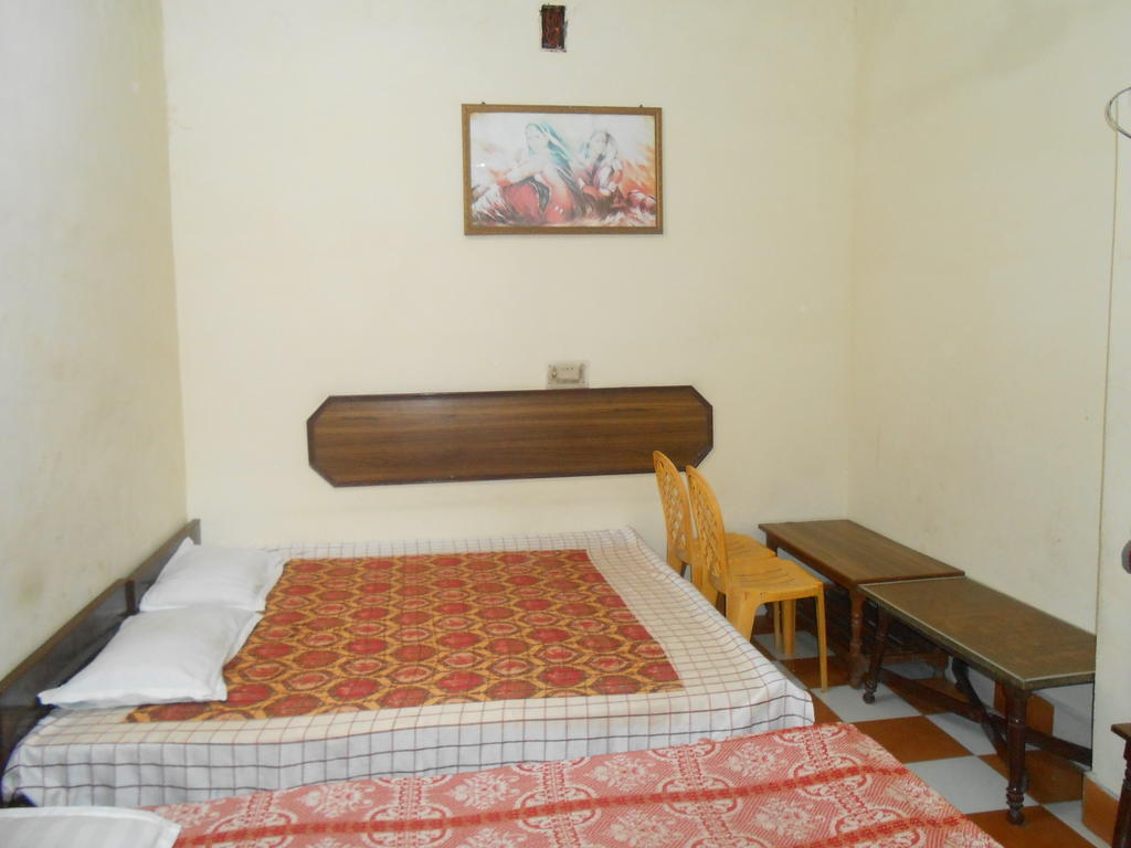 Gaurav Guest House Mathura Exterior photo